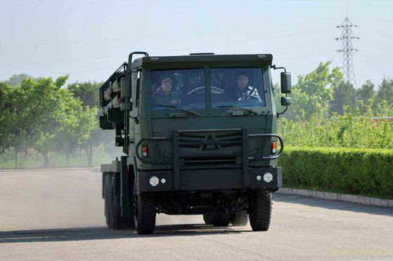 김정은 국무위원장이 지난 11~12일 제2경제위원회 산하 중요국방공업기업소들을 현지지도했다고 보도했다. 김정은은 첨단정밀군수품과 주요 저격무기, 그리고 갱신형 240㎜ 방사포대차 생산 실태를 점검했다. 노동신문, 뉴스1