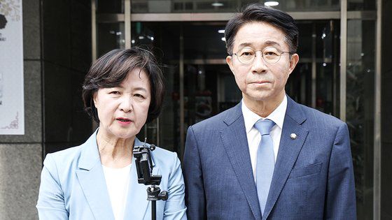 더불어민주당 추미애, 조정식 국회의장 경선 후보가 지난 12일 오후 서울 여의도의 한 식당에서 국회의장 단일화를 논의한 뒤 건물을 나와 입장을 밝히고 있다. 연합뉴스