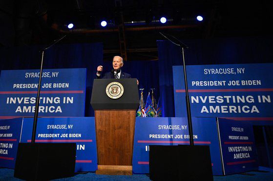 조 바이든 미국 대통령이 지난달 25일(현지시간) 뉴욕주에서 반도체 법안 등 자신의 경제 정책을 강조하며 본인의 임기 중 일자리 창출 성과 등에 대해 연설하고 있다. AFP=연합뉴스