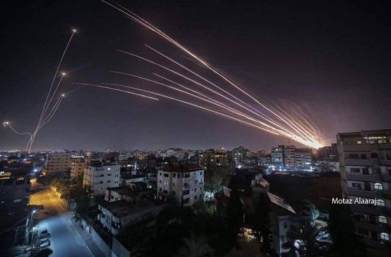 공군이 14일 '적 대규모 공중 항체 침투 대응 합동 훈련'을 앞두고 전날(13일) 공군 자체 훈련을 실시했다. 공군 제17전투비행단 F-35A가 출격하고 있다. 사진 공군