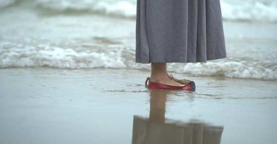 단편 '메아리' 마지막 장면은 바다를 마주한 옥연과 거대한 숲의 모습으로 마무리된다. 사진 CJ문화재단, 인디스토리