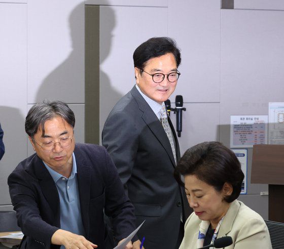 국회의장에 출마한 더불어민주당 우원식 의원이 14일 서울 여의도 국회 의원회관에서 열린 제22대 당선자 의정활동 학습모임 '한국사회, 어떻게 가야하는가?' 에 참석하고 있다. 뉴스1