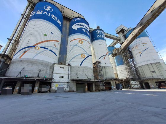 충북 단양군 매포읍 한일시멘트 단양공장에서 시멘트 출하를 위해 저장소 아래에 벌크시멘트 트레일러(모자이크)가 서 있다. 중앙포토