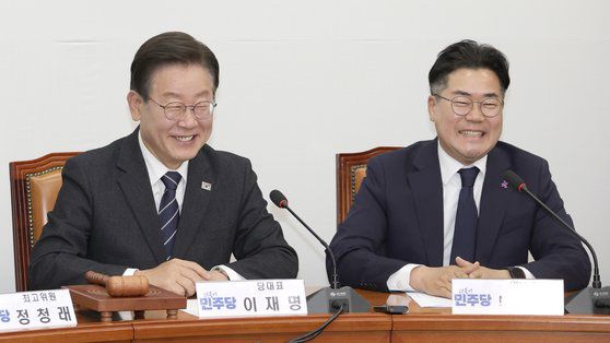 이재명 더불어민주당 대표가 박찬대 신임 원내대표의 발언이 끝나자 웃고 있다. 강정현 기자