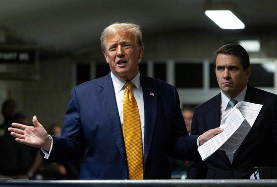 성추문 입막음 사건으로 재판을 받고 있는 도널드 트럼프 전 미국 대통령이 14일(현지시간) 미국 뉴욕주 맨해튼형사법원에 출두해 취재진과 만나 대화를 하고 있다. 로이터=연합뉴스