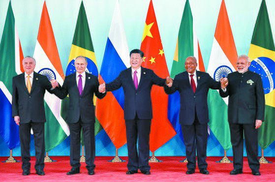 2017년 9월 4일 중국 남동부 푸젠성 샤먼 전시센터에서 열린 브릭스 정상회의에서 정상들이 단체 사진을 찍고 있다. 왼쪽부터 미셸 테메르 당시 브라질 대통령, 블라디미르 푸틴 러시아 대통령, 시진핑 중국 국가주석, 제이콥 주마 당시 남아프리카공화국 대통령, 나렌드라 모디 인도 총리. AFP=연합뉴스