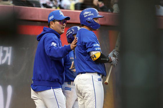 공민규에게 조언하는 이진영 삼성 타격코치. 사진 삼성 라이온즈