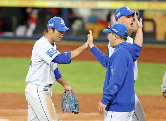 경기 뒤 하이파이브를 하는 삼성 김영웅과 박진만 감독. 사진 삼성 라이온즈