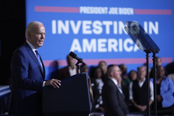 조 바이든 대통령이 지난 8일(현지시간) 위스콘신주 스터트반트에 있는 게이트웨이 기술대학에서 '미국에 대한 투자'에 대해 연설하고 있다. AP=연합뉴스