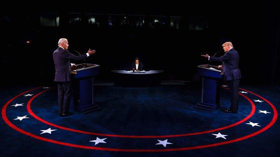 2020년 10월 22일(현지시간) 미국 테네시주 내슈빌 벨몬트대학에서 열린 대선 후보 2차 TV토론회에서 당시 조 바이든(왼쪽) 민주당 후보와 도널드 트럼프(오른쪽) 공화당 후보가 서로를 향해 제스처를 하고 있다. AFP=연합뉴스