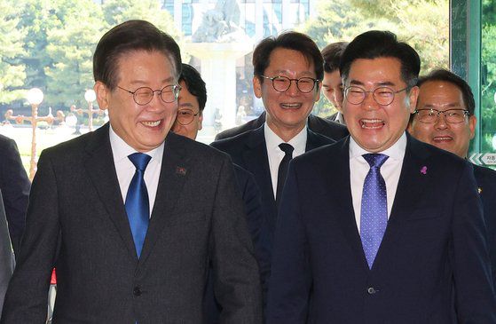 더불어민주당 이재명 대표와 박찬대 원내대표가 16일 오전 제22대 전반기 국회의장단 후보 선출을 위한 당선자 총회가 열리는 국회 의원회관으로 향하고 있다. 연합뉴스