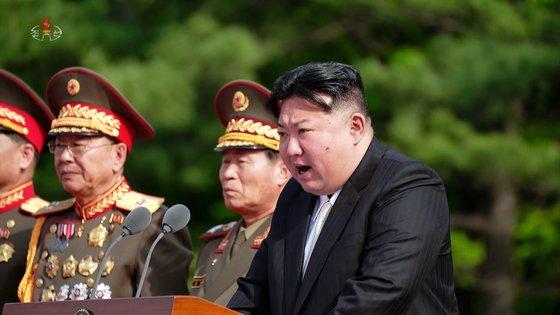 김일성군사종합대학에서 연설하는 김정은 북한 국무위원장. 사진 조선중앙TV 화면 캡처