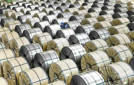 지난 1일 중국 허베이 탕샨 창고에 중국산 철강 제품이 쌓여 있다. 내수 침체를 겪고 있는 중국은 철강제품을 나라 밖으로 밀어내고 있다. 신화=연합뉴스