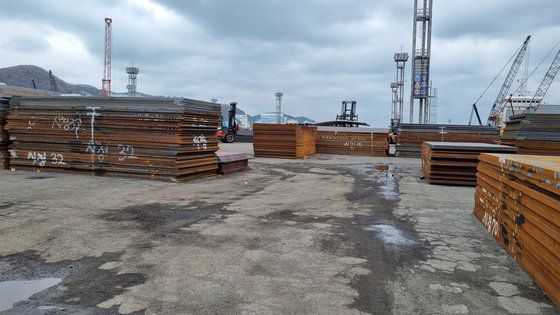 지난 4월 부산항에 중국산 후판이 쌓여 있다. 내수 침체를 겪고 있는 중국 철강사는 후판 등 주요 철강 제품의 가격을 낮춰 수출하고 있다. 국내 철강업계는 "중국산 제품으로 국내 가격이 왜곡되고 있다"고 말했다. 사진 독자제공