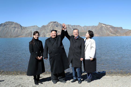 문재인 대통령과 부인 김정숙 여사, 김정은 국무위원장과 부인 리설주 여사가 2018년 9월 20일 오전 백두산 천지에서 서서 기념촬영을 하고 있다. 2018.9.20/평양사진공동취재단