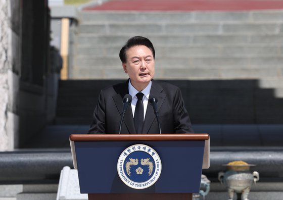 윤석열 대통령이 18일 광주광역시 북구 국립5·18민주묘지에서 열린 제44주년 5·18민주화운동 기념식에서 5·18 유가족 대표들과 함께 입장하고 있다. 연합뉴스