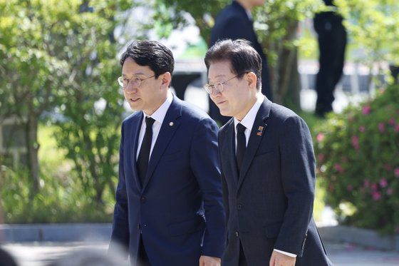 조국혁신당 조국 대표(오른쪽)와 개혁신당 이준석 대표가 18일 광주시 북구 국립5·18민주묘지에서 열린 제44주년 5·18민주화운동 기념식에 참석해 악수하고 있다. 대통령실통신사진기자단