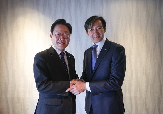 이재명 더불어민주당 대표와 조국 조국혁신당 대표가 지난달 25일 서울 종로구 안국역 인근 중식당에서 2시간 30분 가량 만찬 회동을 가졌다. 조국혁신당 제공