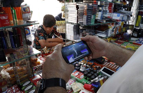 에브라힘 라이시 이란 대통령이 19일(현지시간) 이란과 아제르바이잔 국경 인근에 건설한 아라스강 댐 준공식에서 일함 알리예프 아제르바이잔 대통령과 만나 이야기를 나누고 있다. AP=연합뉴스