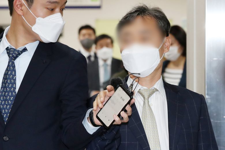 윤규근 전 총경이 지난 2021년 5월 20일 오후 서울 서초구 서울고등법원에서 열리는 항소심 선고 공판에 출석하고 있다. 뉴스1