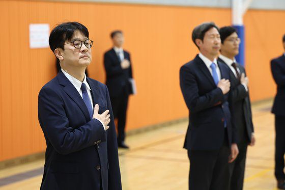 이창수 신임 서울중앙지검장이 지난 16일 서초구 서울중앙지검에서 열린 취임식에서 국기에 대한 경례를 하고 있다. 연합뉴스