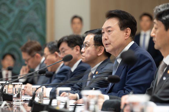 윤석열 대통령이 23일 용산 대통령실 청사에서 열린 제2차 경제이슈점검회의를 주재하며 발언하고 있다. 대통령실 제공