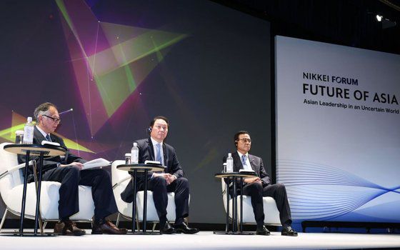 23일 일본 도쿄 테이코쿠 호텔에서 니혼게이자이신문이 주최하고 중앙일보가 미디어파트너로 참여한 '아시아의 미래' 국제 콘퍼런스에서 최태원 SK그룹 회장이 니나니 다케시 산토리홀딩스 사장과 대담하고 있다. 사진 니혼게이자이신문