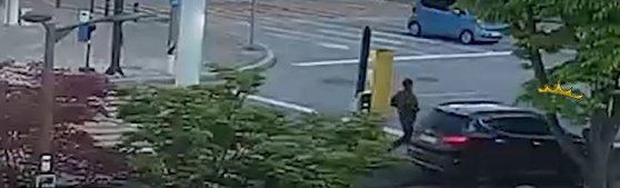 의정부경찰서 송산지구대 김성수 경장이 지난달 28일 오전 7시쯤 퇴근길에 음주운전 의심 차량을 향해 달려가고 있다. 사진 경기북부경찰청