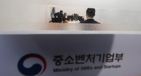 문재인 전 대통령 사위였던 서모씨 타이이스타젯 특혜 채용 의혹을 수사 중인 전주지검이 지난해 11월 13일 세종시 정부세종청사 중소벤처기업부를 압수수색하고 있다. 연합뉴스