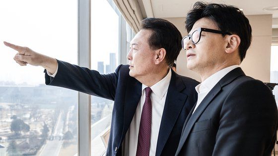 윤석열 대통령이 지난 1월 29일 용산 대통령실 청사에서 열린 국민의힘 지도부와의 오찬에서 한동훈 비대위원장과 대화를 나누고 있다. 뉴스1