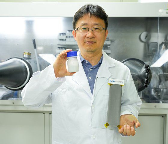 KERI 최정희 박사가 산화알루미늄 분산액(왼쪽)과 이를 적용한 리튬이온전지 음극(-) 전극을 들고 있다.