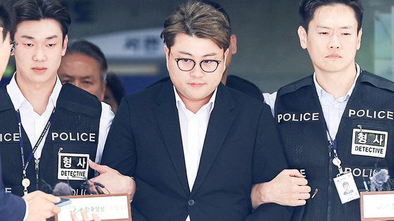 음주 뺑소니 혐의를 받는 가수 김호중이 지난 24일 구속 전 피의자 심문(영장실질심사)을 마친 뒤 서울 서초구 서울중앙지법을 나와 호송차로 향하는 모습. 연합뉴스