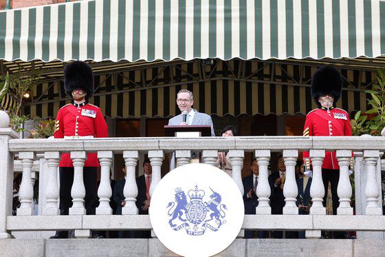 23일 오후 서울 영국대사관. 손님들이 속속 도착하고 있다. 장진영 기자