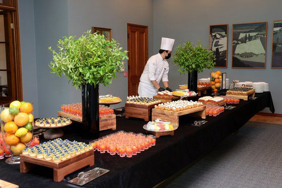 찰스 3세와 카밀라 왕비가 지난해 6월 17일 '군기 분열식'에서 손을 흔들고 있다. AFP=연합뉴스