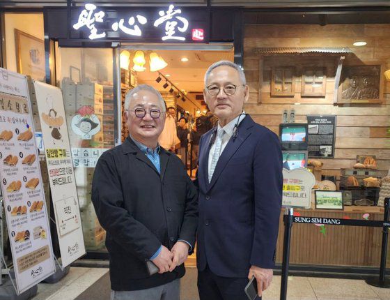 유인촌 문화체육관광부 장관이 17일 로컬100으로 지정된 성심당의 대전역점을 찾아 임영진 대표와 이야기를 나눈 후 악수하고 있다. 뉴스1