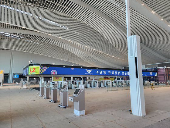 확장된 2터미널에서는 안면 인식을 기반으로 한 스마트 체크인과 스마트 시큐리티 서비스가 도입된다. 검사대에서 전자제품이나 액체류 등을 별도로 꺼내지 않아도 3차원으로 검색되는 첨단 서비스도 선보인다. 사진 박영우 기자