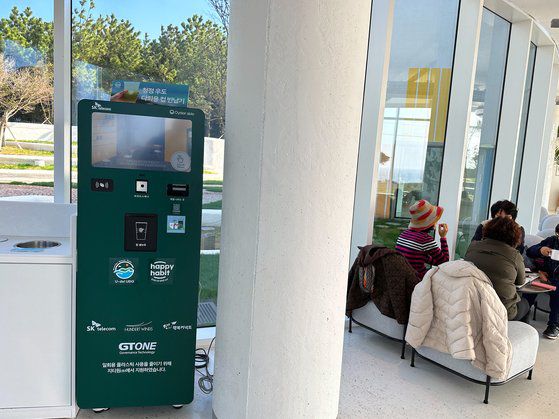 제주도내 부속섬 우도의 한 카페에 설치된 '해피해빗' 다회용컵 수거기. 우도는 다회용컵 사용이 유지된다. 최충일 기자