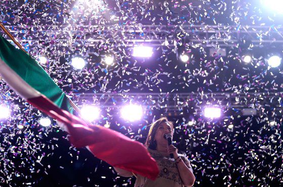 멕시코 야권 대선후보 소치틀 갈베스가 27일 한 유세 집회에서 멕시코 국기를 흔들고 있다. AFP=연합뉴스