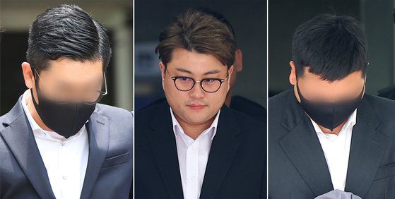 음주 운전 뺑소니 혐의를 받는 가수 김호중과 김씨 소속사 관계자들이 지난 24일 구속 전 피의자 심문(영장실질심사)을 위해 법정에 출석했다.   왼쪽부터 김씨 매니저에게 허위 자수를 지시한 혐의를 받는 소속사 생각엔터테인먼트 대표 이광득 씨, 가수 김호중, 김씨 차량의 블랙박스 메모리카드를 제거한 혐의를 받는 본부장 전모씨가 각각 영장심사를 마치고 서울중앙지법을 나서고 있는 모습. 연합뉴스