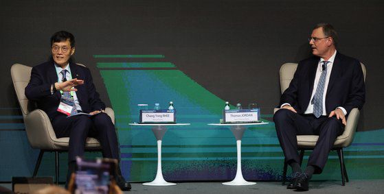 이창용 한국은행 총재와 토마스 요르단 스위스 중앙은행 총재가 30일 한국은행에서 열린 BOK 콘퍼런스에서 정책 관련 대담을 하고 있다. 연합뉴스