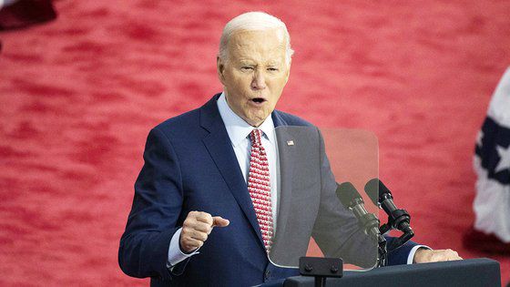 조 바이든 미국 대통령이 29일(현지시간) 필라델피아 지라드대학에서 열린 선거 유세 행사에서 연설을 하고 있다. AP=연합뉴스