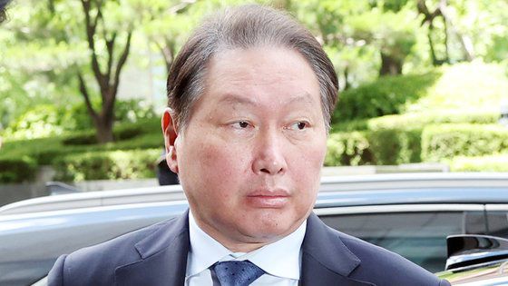 최태원 SK 회장이 5월 28일 오후 무함마드 빈 자예드 알 나흐얀 아랍에미리트(UAE) 대통령과의 티타임을 위해 서울 시내 한 호텔에 들어서고 있. 연합뉴스