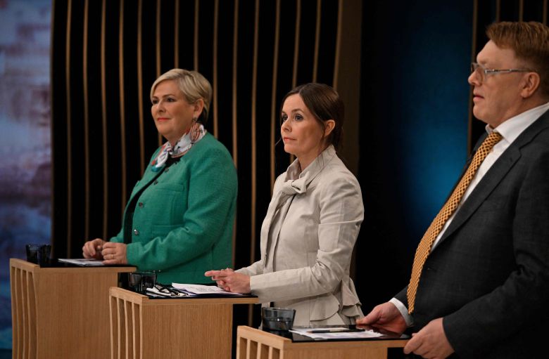 지난달 31일(현지시간) 열린 대통령 선거 후보 TV 토론회에 출연한 할라 토마스도티르 후보(왼쪽)와 카트린 야콥스도티르 후보(가운데). AFP=연합뉴스