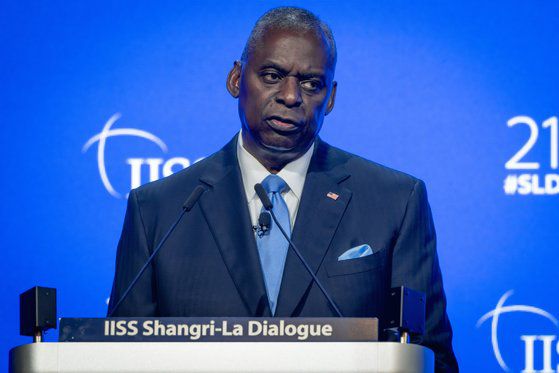 1일 싱가포르에서 열린 제21회 아시아 안보회의(샹그릴라 대화)에서 로이드 오스틴 미 국방장관이 기조연설을 하고 있다. EPA=연합뉴스