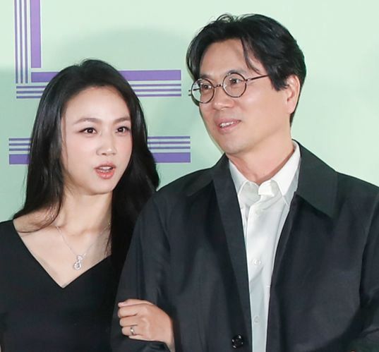 영화 '원더랜드'(5일 개봉)는 세상을 떠나거나 코마 상태의 사람을 인공지능으로 복원하는 동명의 서비스가 일상화된 세상 여러 커플과 가족들의 이야기를 그렸다.사진은 원더랜드 속 AI 바이리(오른쪽)와 그녀의 주위를 맴도는 미스터리한 캐릭터. 배우 공유가 연기했다. 사진 에이스메이커무비웍스