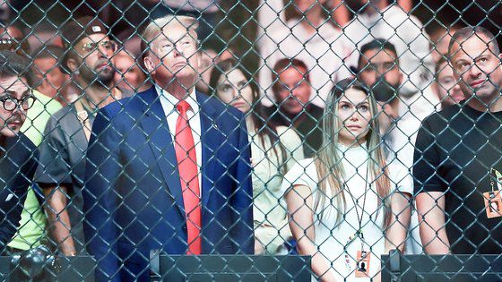 ‘성추문 입막음 사건’으로 유죄 평결을 받은 도널드 트럼프 전 미국 대통령이 1일(현지시간) 뉴어크 프루덴셜센터에서 열린 UFC 경기를 관람하고 있다. AFP=연합뉴스