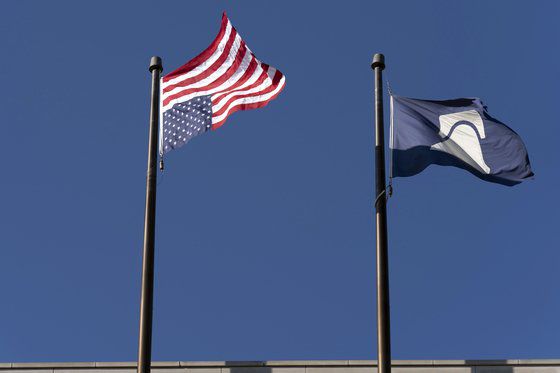 유죄 평결에 항의하기 위해 보수 싱크탱크인 헤리티지재단에 성조기가 거꾸로 매달려있는 모습. [AP=연합뉴스]