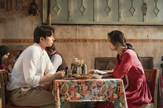 '원더랜드'에서 바이리가 딸 바이지아를 꼭 끌어안은 모습이다. 사진 에이스메이커 무비웍스