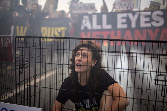 지난 3일(현지시간) 이스라엘 텔아비브에서 인질 석방 등을 요구하며 벌어진 시위. 로이터=연합뉴스