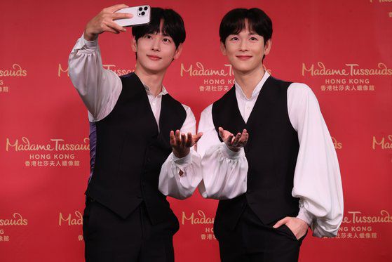 가수 겸 배우 임시완이 5일 오전 서울 중구 ENA Suite 호텔에서 열린 마담 투소 홍콩 임시완 밀랍인형 공개 행사에서 자신을 본뜬 밀랍인형과 기념촬영을 하고 있다. 연합뉴스